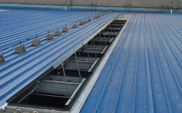 某城市大型商业综合体中庭阿克苏排烟窗工程