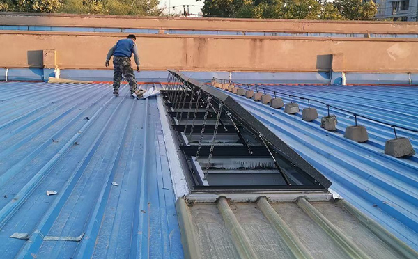 某区域性物流仓储中心阿克苏排烟窗系统安装项目